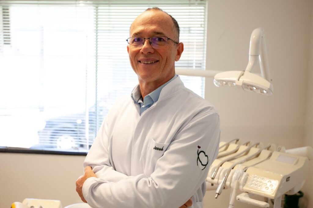 Dr. Josué M. de Oliveira, clínica geral e endodontia em Guarapuava — AK Espaço Odonto