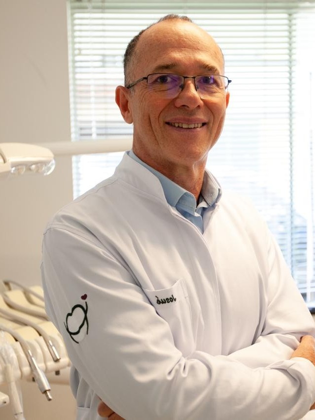 Dr. Josué M. de Oliveira, clínica geral e endodontia em Guarapuava — AK Espaço Odonto